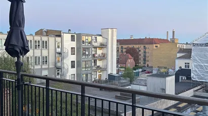 Skøn andel i charmerende baghus med stor altan
