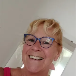 Jeg vil gerne have et lille hus med have i en lille by. Det skal gerne være muligt at have en hun...